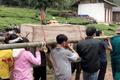 Hàng trăm người đau xót tiễn đưa 3 bố con vụ thảm án Yên Bái về nơi chín suối