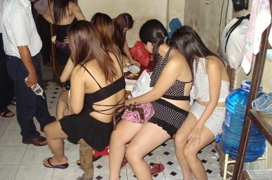 Công an viên 'bảo kê' mại dâm bị khởi tố, bắt tạm giam ba tháng