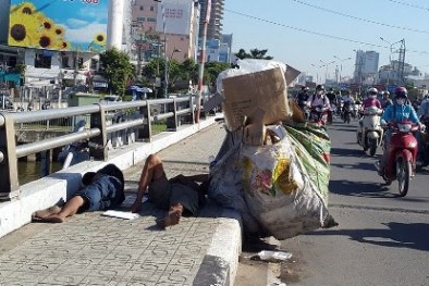 Giữa ban ngày, 2 thanh niên nằm ngủ ‘ngon lành’ trên cầu Điện Biên Phủ