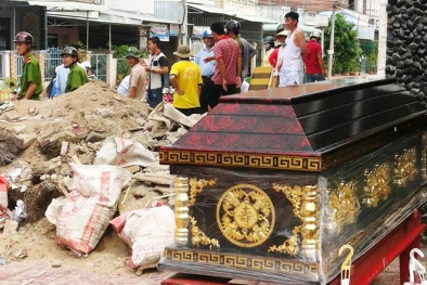 Tỉnh bóp đường, dân ‘găm’ quan tài vì tranh chấp đất