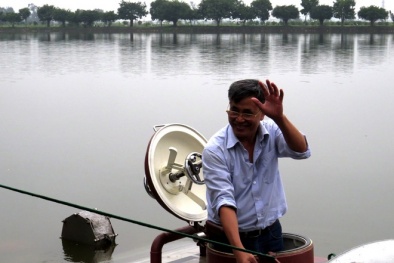 Tàu ngầm Hoàng Sa của doanh nhân quê lúa Thái Bình 'dạo chơi' ở hồ lớn