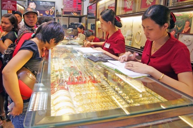 Cập nhật giá vàng trong nước ngày 2/12/2015: Người mua tiến thoái lưỡng nan vì loạn giá