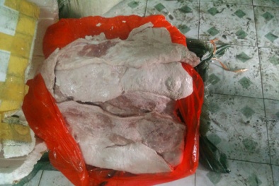 Bắt giữ 2 tấn nầm lợn hôi thối đựng trong bao bì Trung Quốc