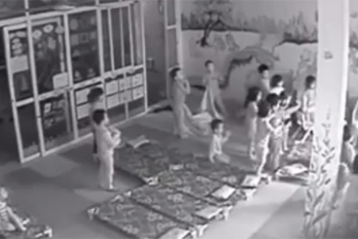Cô giáo mầm non lôi bé 3 tuổi vào góc khuất camera hành hạ vì tè dầm
