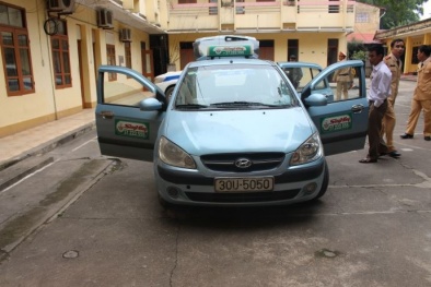 Chân tướng đôi nam nữ khi cánh cửa chiếc xe taxi được mở ra