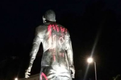 C.Ronaldo bị anti-fan 'làm bậy' trên tượng của chính mình