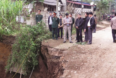 Rợn người nhìn ‘hố tử thần’ sâu 10m lại xuất hiện tại tỉnh lộ 254
