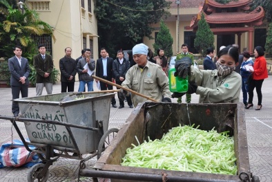 Tiêu hủy toàn bộ mứt bẩn phơi cạnh nhà vệ sinh
