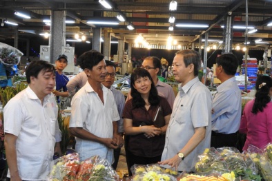 Hàng Tết ùn ùn về thành phố Hồ Chí Minh