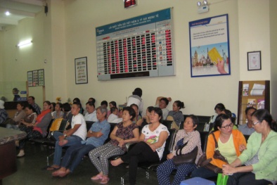 Sau Tết nguyên đán, người dân xếp hàng gửi tiết kiệm