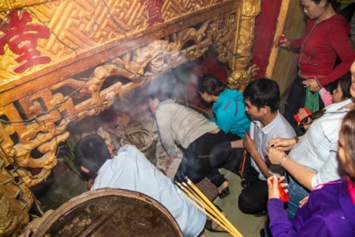 Cuồng tín tại chùa Bà!