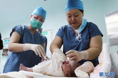 Trung Quốc: Chấn động với em bé sinh ra từ phôi thai đông lạnh 12 năm