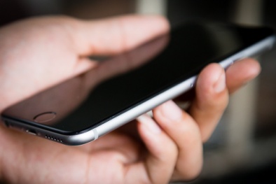 iPhone khoá mạng rớt giá mạnh