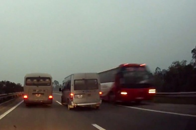 Xử lý nghiêm xe khách chạy ngược chiều trên cao tốc Nội Bài-Lào Cai