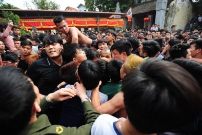 Hà Nội: Kinh hãi cảnh 'đấm đá' nhau trong lễ hội Giằng bông