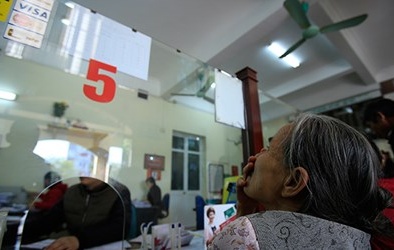 Đủ chiêu đua lãi suất trái thông lệ