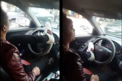'Tài năng' lái ô tô bằng chân kinh hoàng của thanh niên giữa phố Hà Nội