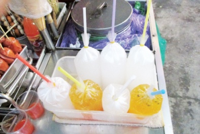 Nước giải khát bán trong túi nilon: Vừa uống vừa run