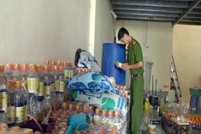 Tin tức thị trường trong ngày 18/4: Thu giữ 18.000 lít giấm ăn 'dỏm' sản xuất từ axit