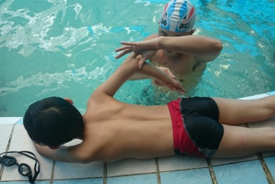 Nên bắt buộc nhà trường dạy kỹ năng bơi cho trẻ