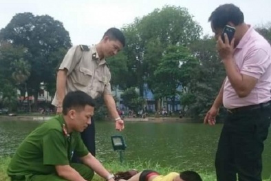 Nam thanh niên bơi ra tháp Rùa nằm tạo dáng 'nàng tiên cá'