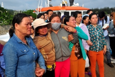 34 ngư dân bị tàu lạ đâm chìm ở Hoàng Sa hội ngộ trong nước mắt với gia đình
