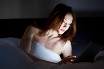 Nguy hại đêm đêm lướt smartphone gây ung thư mắt?
