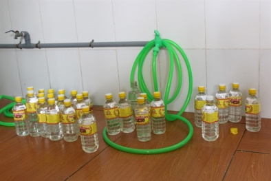 Bắt quả tang dấm ăn nhãn hiệu 'Quê Hương' sản xuất từ axit và nước lã