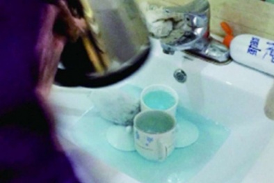 Kinh hãi rửa tách trà cho khách bằng... nước tẩy bồn cầu