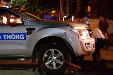 Chạy quá tốc độ còn 'điên cuồng' đâm xe cảnh sát giao thông hư hỏng nặng