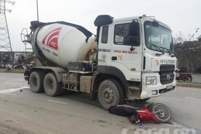 Con gái ngất lịm bên thi thể mẹ bị xe bồn kéo lê dã man