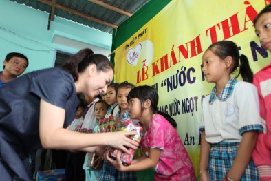 Ca sĩ Phi Nhung đem nước sạch đến cho người dân vùng hạn mặn