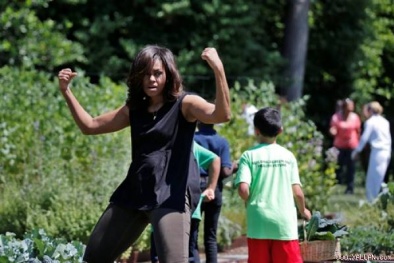 Đệ nhất Phu nhân Tổng thống Obama khoe 'cơ bắp cuồn cuộn’ khi thu hoạch rau