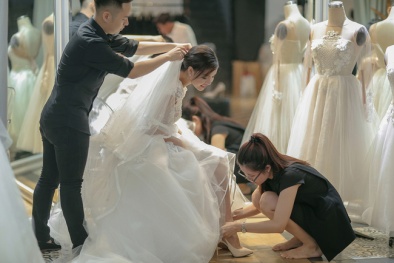 Mạc Hồng Quân ‘gây sốt’ khi sắm 4 bộ váy cưới tặng Kỳ Hân