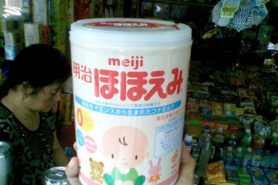 Bị cảnh báo, sữa Meiji vẫn bán chạy như tôm tươi