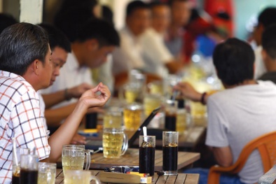 Nóng nực, chủ quán gượng cười chiều khách gọi cafe 30 ngàn, ngủ máy lạnh 3 tiếng