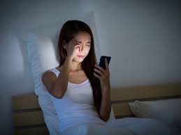 Dùng smartphone ban đêm có thể bị mù tạm thời