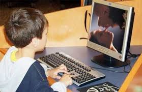Cô giáo vô tình trao nhầm đĩa DVD chứa phim 'người lớn' cho học sinh tiểu học