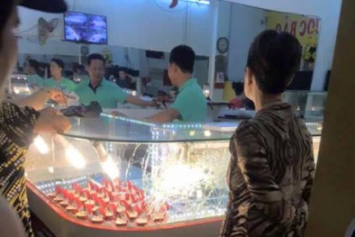 Thanh niên mang dùi cui cướp tiệm vàng vì 'dòng đời xô đẩy'