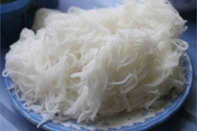 Cách phân biệt bún sạch và bún chứa hóa chất độc hại