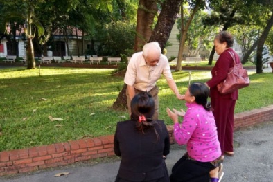 Mẹ Vũ Văn Tiến quỳ lạy cha nạn nhân, khóc nức nở tại phiên tòa phúc thẩm