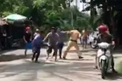 Kiểm tra giấy tờ trúng 'ma men', CSGT bị quây đánh túi bụi