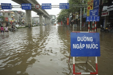 Ảnh hưởng bão số 1, nhiều nơi trong nội thành Hà Nội ngập lụt