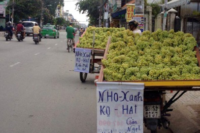 60.000 đồng/kg nho xanh Trung Quốc đổ bộ đường phố Sài Gòn