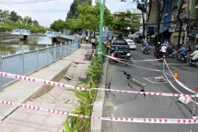 Hố sụt lún nứt toác bỗng hiện ra giữa phố Sài Gòn đầy kinh hãi