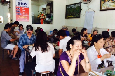 Hà Nội: Quán phở gà siêu đắt khách, 3 giờ bán 500 bát