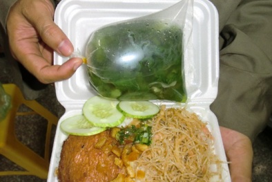 Dễ nhiễm độc từ túi nilon, hộp đựng thức ăn nóng