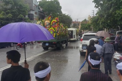 Hàng ngàn người đội mưa đưa tiễn Bí thư Tỉnh ủy Yên Bái