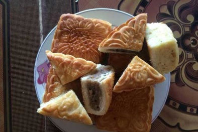 Bánh trung thu 4.000 đồng/cái: Mua cả thùng ăn cho đã