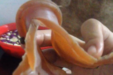 Nghi mực giả vì ngâm nước chuyển màu thâm, trương phình